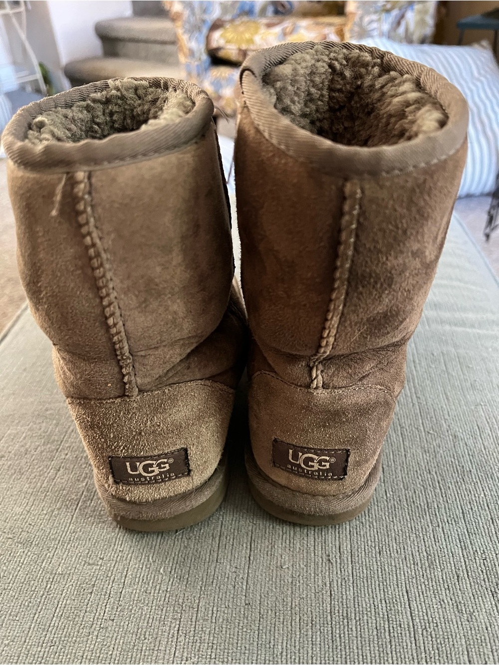 UGG Women’s Short Shearling Boots - Chestnut Brown size 6
